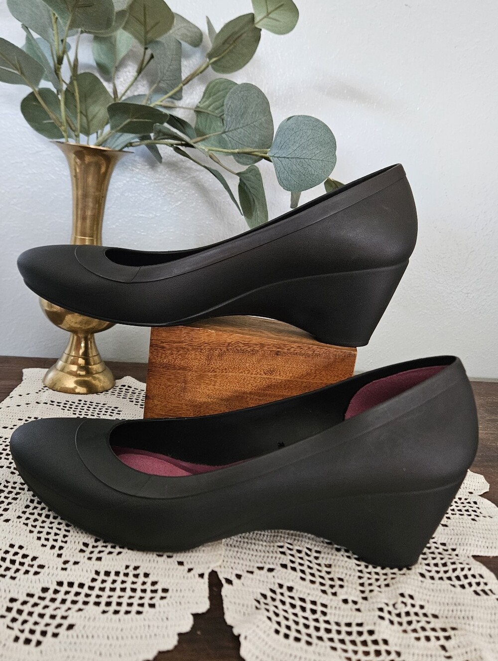 CROCS Lina Wedge Pumps Black Closed Toe Heels Comfort Slip On Work Shoes Size 9.